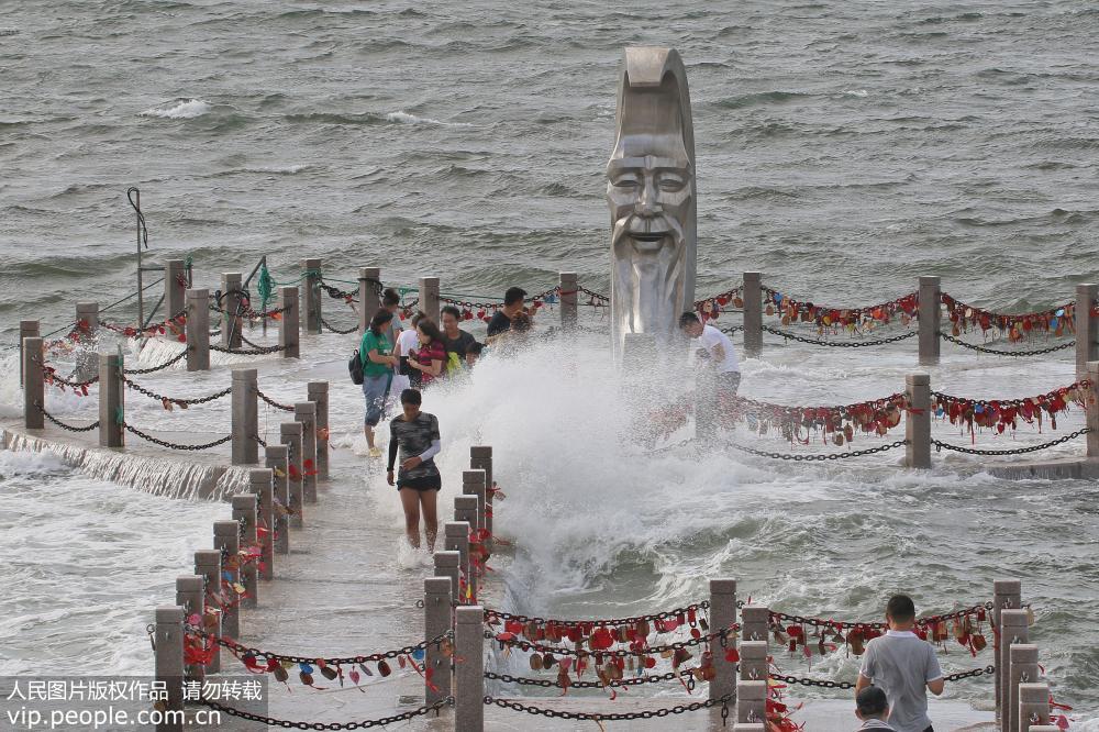 台風“溫比亞”影響山東煙台 游客冒險逐浪