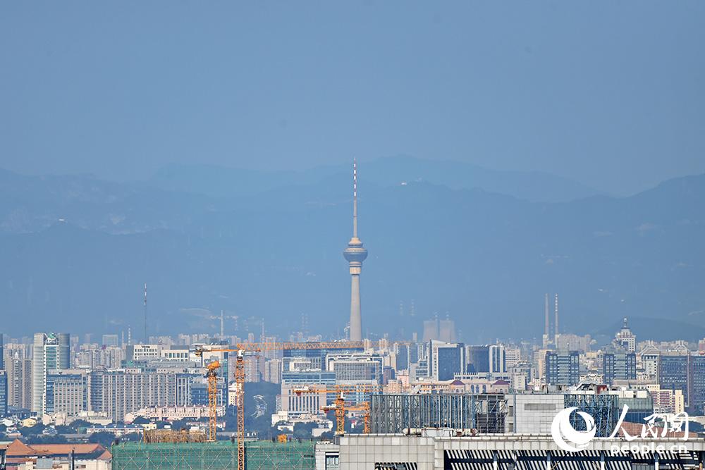 8月21日，北京能見度一級棒。從東三環外，一眼就能看到北京電視塔。當日，北京空氣質量指數優。（人民網記者翁奇羽 攝）