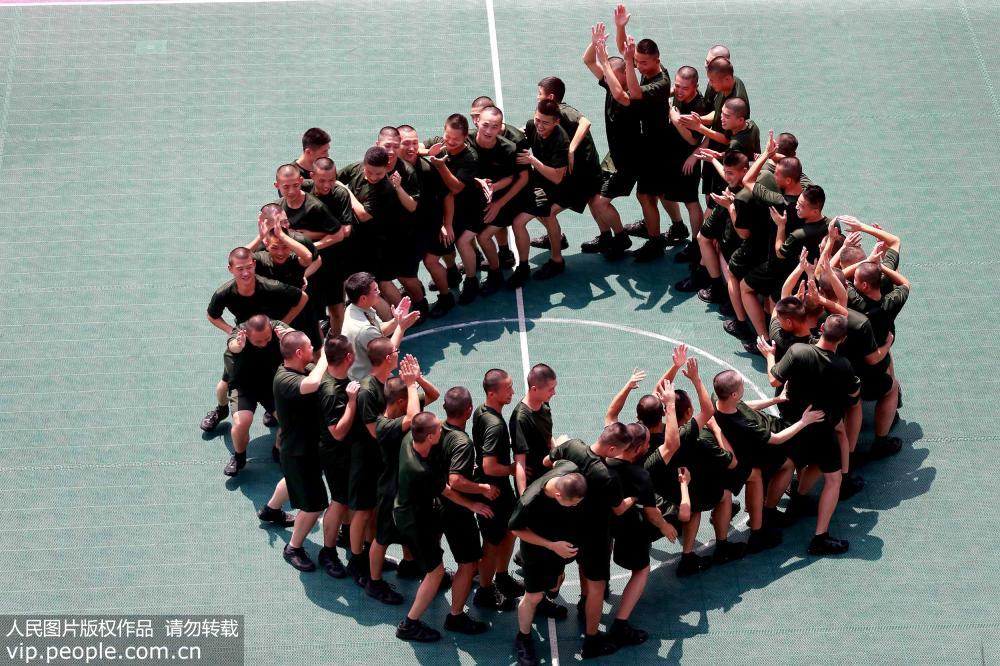 2018年8月21日，江蘇連雲港邊防檢查站監護四中隊官兵在國家二級心理咨詢師吳昊的指導下進行“同心協力”心理行為訓練。