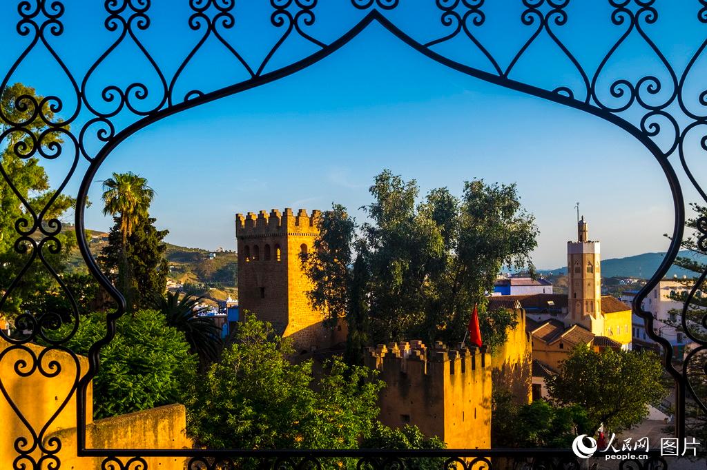 伊斯蘭風格的花窗裡的摩洛哥舍夫沙萬古堡。陳志文/攝