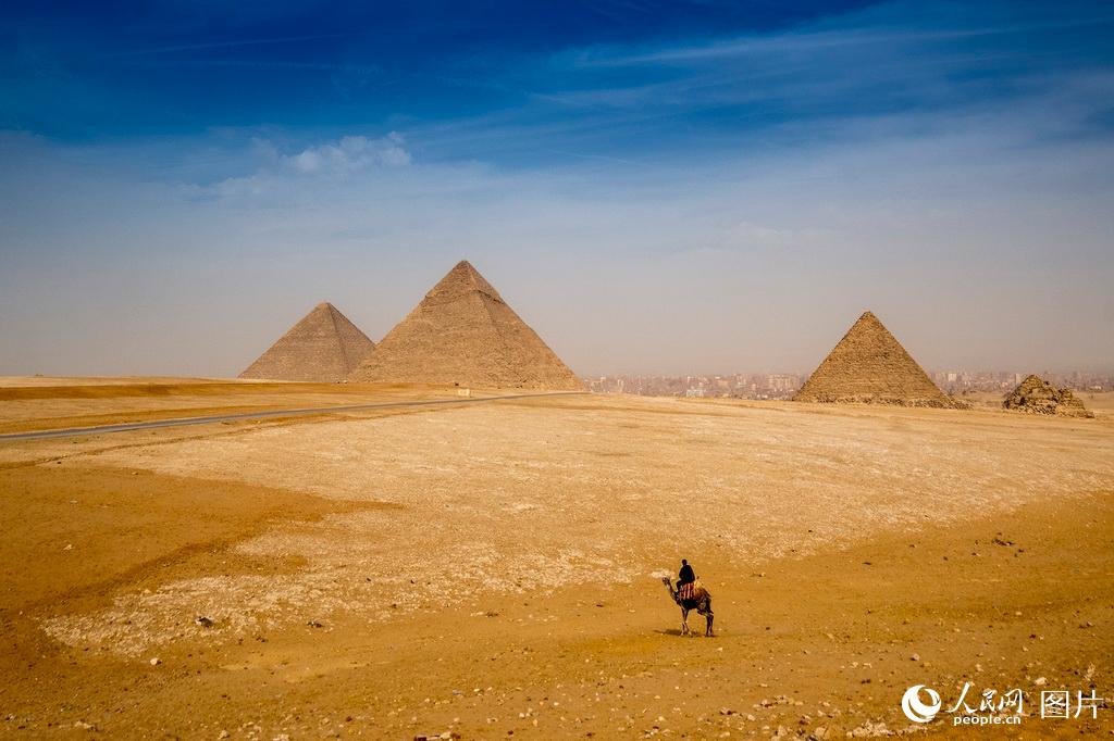 公元前三千年中期，在尼羅河三角洲的吉薩，埃及人建造了三座大金字塔，這是古埃及金字塔最成熟的代表，也就是我們現在常說的大金字塔。陳志文/攝