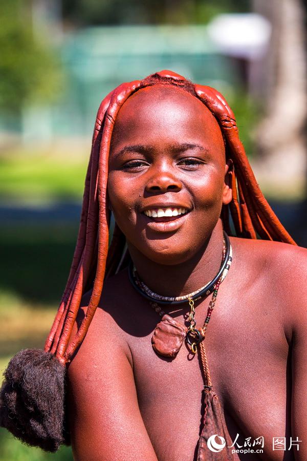 辛巴部落，是主要分布於納米比亞的一個行將消失的原始社會族群。這個部落維持著500年前的生活方式，辛巴人終身用紅土混合黃油涂抹在皮膚上和頭發上，因此一般稱之為紅泥人。陳志文/攝