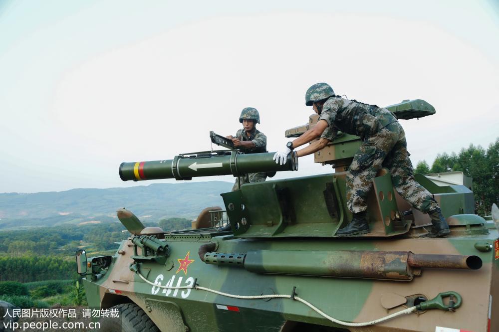 8月23日，第75集團軍某旅炮兵營官兵正在挂裝導彈。