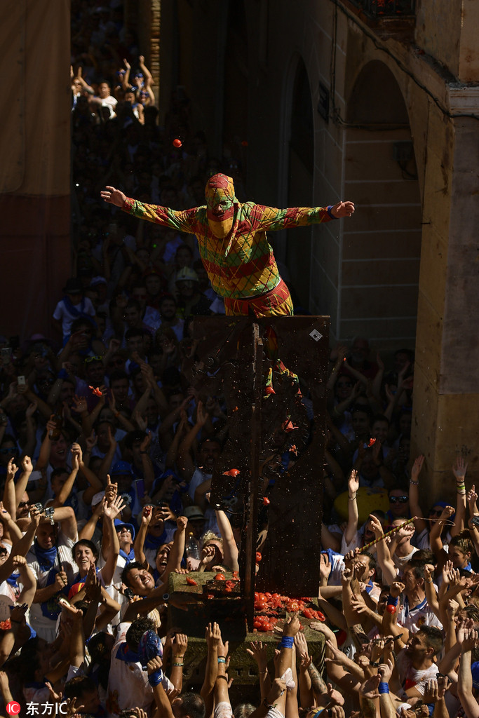 西班牙小鎮慶祝傳統節日 “神靈”從天而降驚險刺激【2】