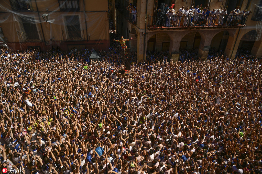 西班牙小鎮慶祝傳統節日 “神靈”從天而降驚險刺激