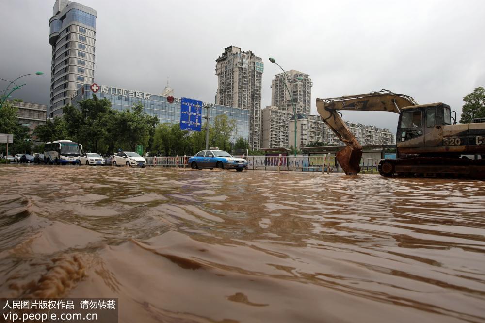 8月29日，車輛涉水經過廈門市思明區湖濱東路。