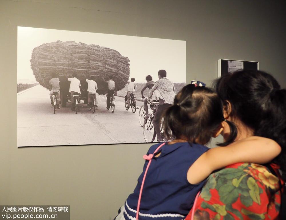 “影像見証四十年——全國攝影大展”在國家博物館開幕。杜建坡/人民圖片