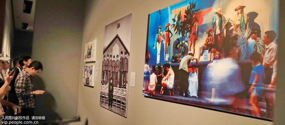 “影像見証四十年——全國攝影大展”在國家博物館開幕。劉憲國/人民圖片