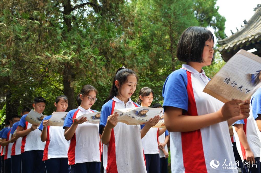 圖為濟南市第二十七中學學生在洙泗書院誦讀論語。