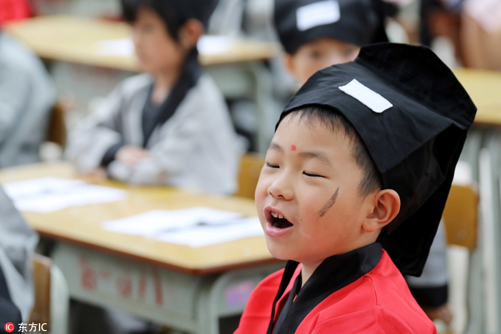 小學生穿漢服參加新學期開筆禮 有笑有哭成“表情包”【7】