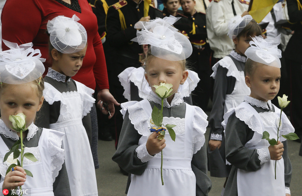 烏克蘭少年軍校慶祝“知識日” 小學員著軍裝返校酷酷噠【3】