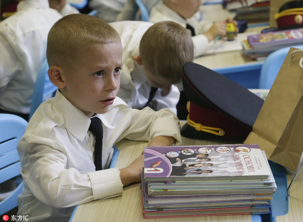 烏克蘭少年軍校慶祝“知識日” 小學員著軍裝返校酷酷噠【4】