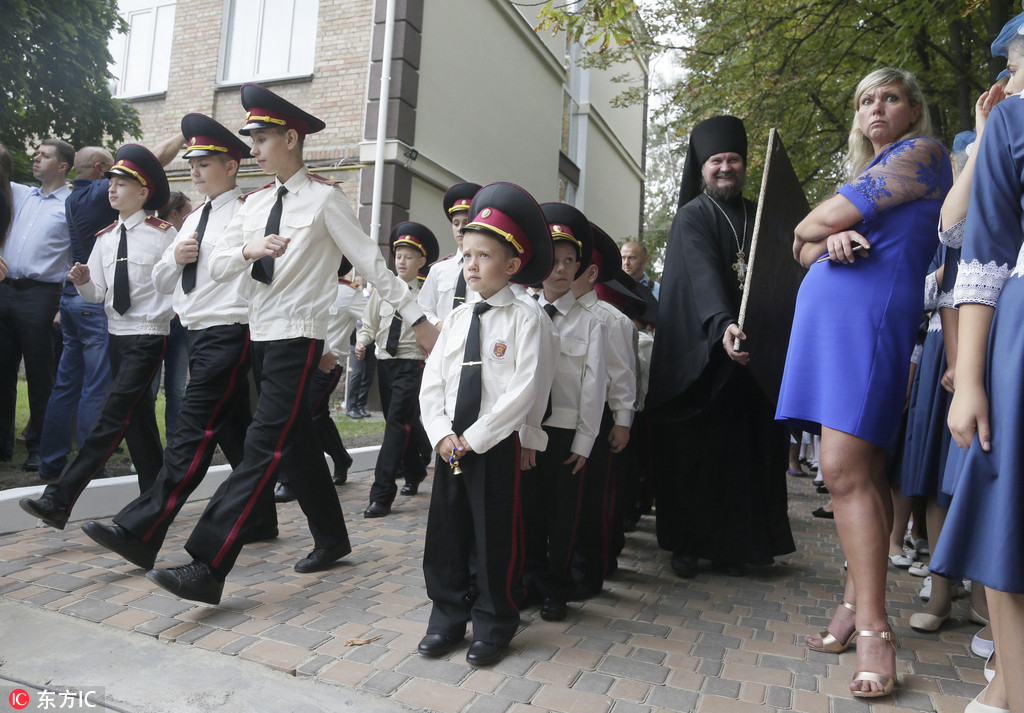 烏克蘭少年軍校慶祝“知識日” 小學員著軍裝返校酷酷噠