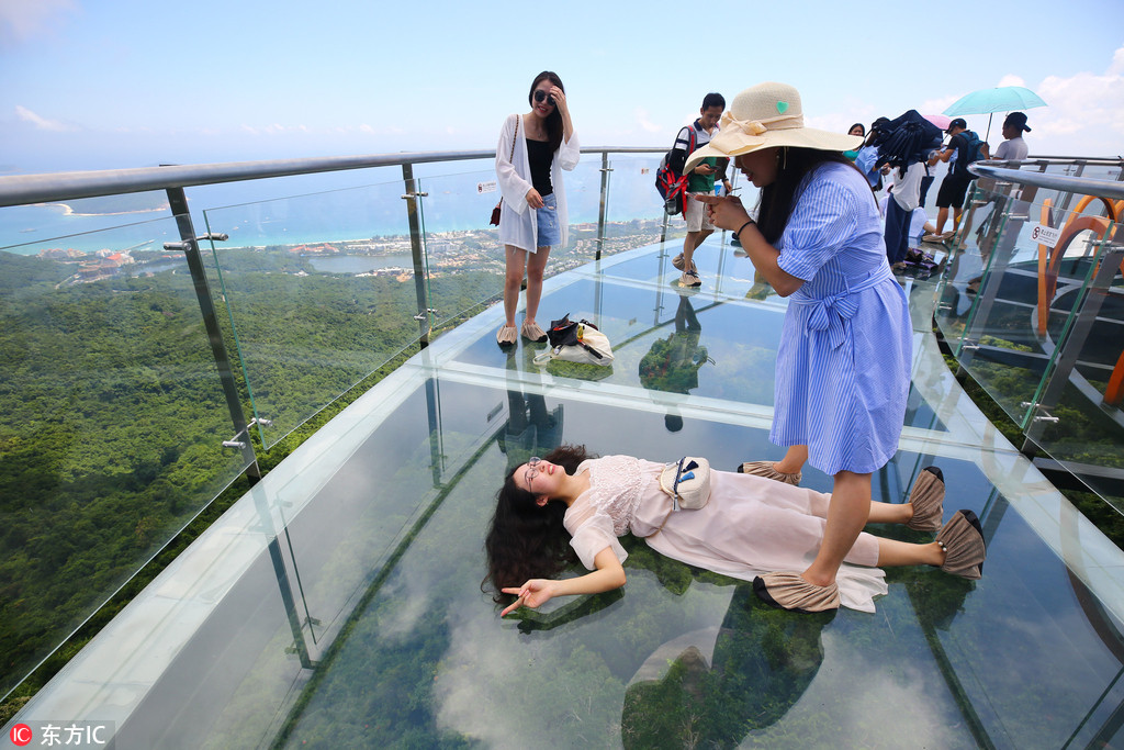 海南三亚:海景玻璃栈道迎客来 海天一色美如画