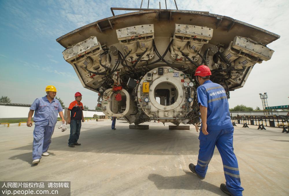 全球首條特高壓過江隧道“卓越號”盾構機130噸盾體一次性拆解吊裝成功