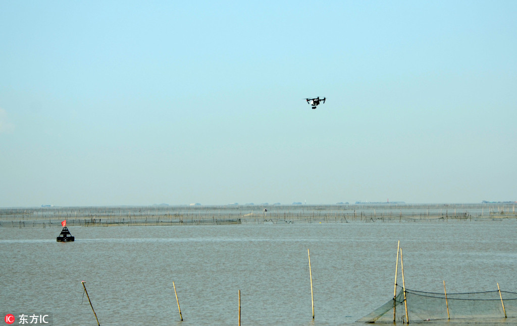 經過公安申報符合要求的央視無人機在飛行拍攝。