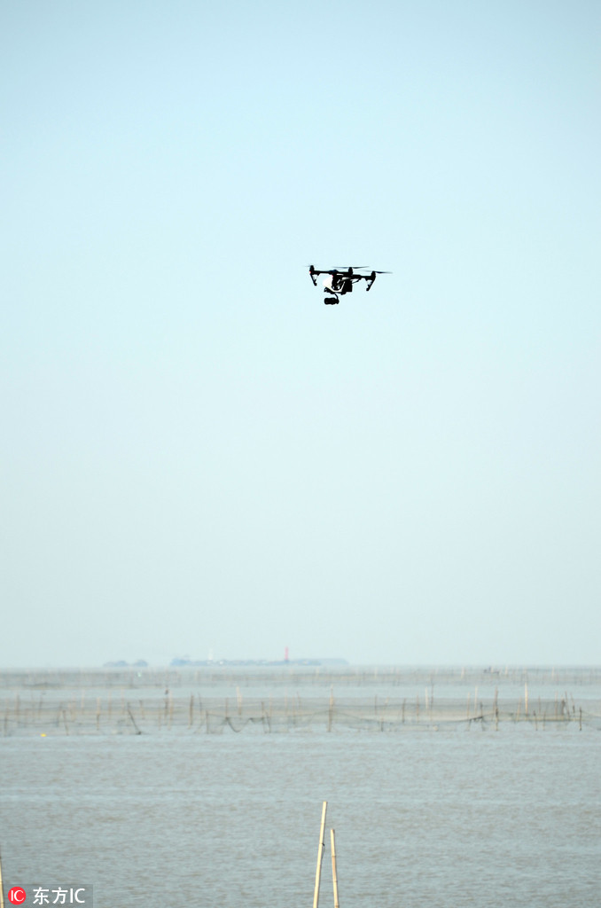 经过公安申报符合要求的央视无人机在飞行拍摄。