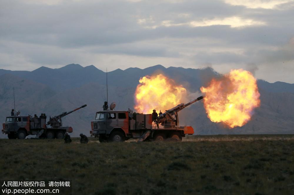 2018年9月10日，陸軍第76集團軍某旅炮兵營開展某型車載榴彈炮實彈射擊考核。
