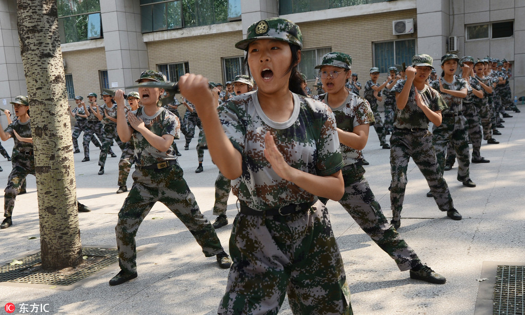 9月10日，鄭州大學新校區，匕首操方隊的新生在軍訓。
