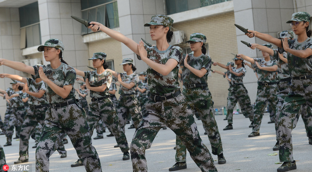 9月10日，鄭州大學新校區，匕首操方隊的新生在軍訓。