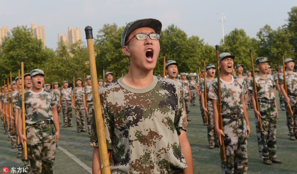 9月10日，鄭州大學新校區，由110名大一男生組成的刺殺操方隊在軍訓。