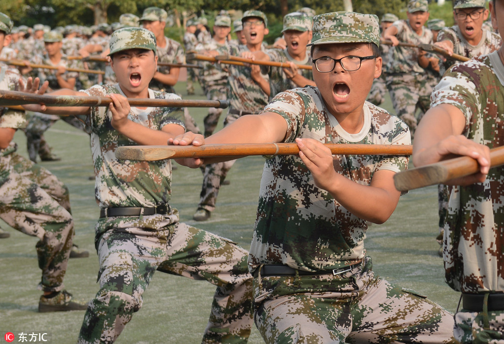 9月10日，鄭州大學新校區，由110名大一男生組成的刺殺操方隊在軍訓。