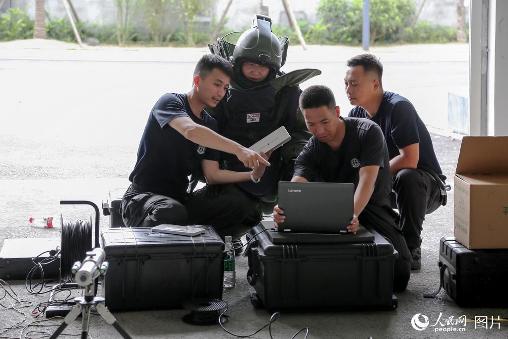 李巍在訓練中使用便攜X光機觀測疑似爆炸物。（羅俊 攝影）