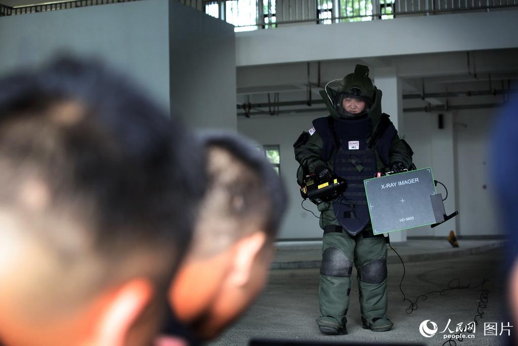 李巍在訓練中准備處置疑似爆炸物品。（王曉丹 攝影）