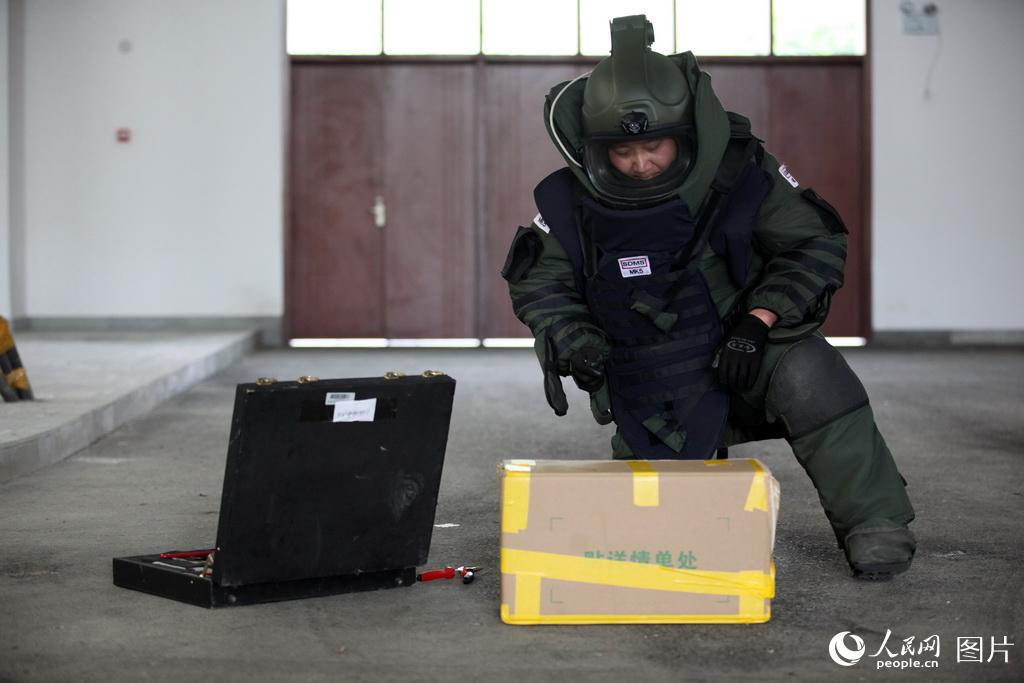 李巍在訓練中准備處置疑似爆炸物品。（王曉丹 攝影）