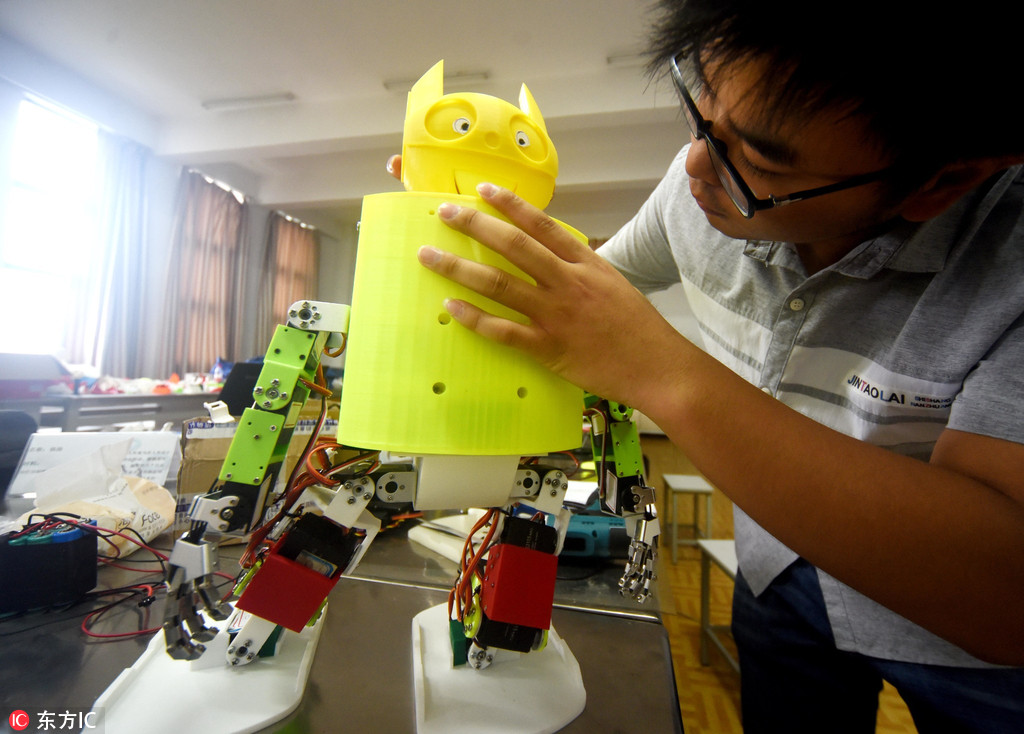 江苏扬州大学生3D打印人形机器人 通过编程还