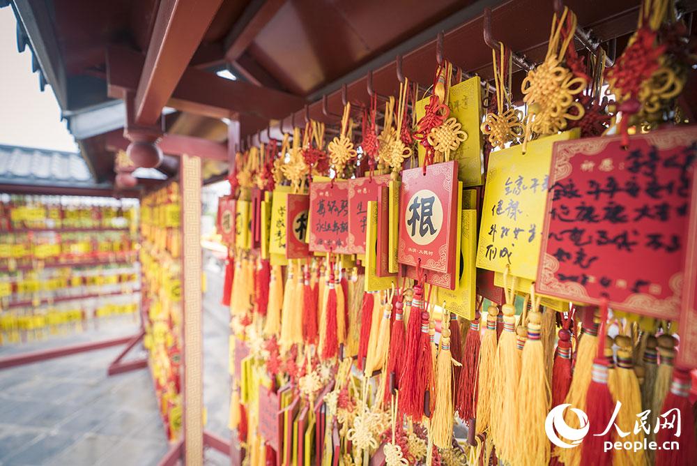 圖11，祭祖堂兩側挂滿了祈求願望的木牌。