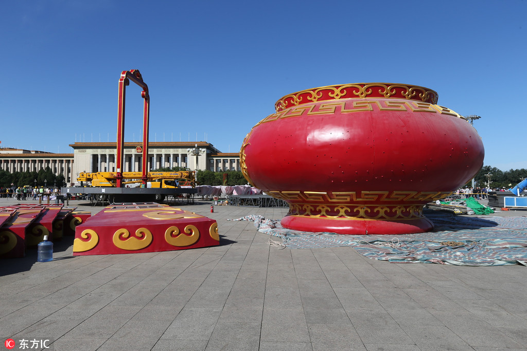 北京天安门广场祝福祖国巨型花篮开始安装施