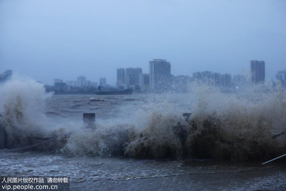 廣東汕頭：台風“山竹”來襲 海邊掀起陣陣巨浪