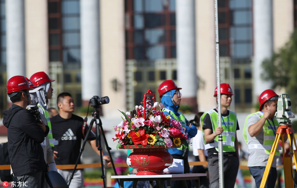 北京天安門廣場“祝福祖國”巨型花籃開始安裝花卉【6】
