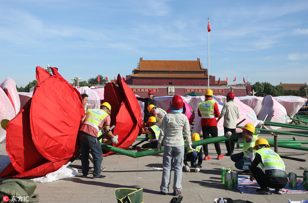 北京天安門廣場“祝福祖國”巨型花籃開始安裝花卉