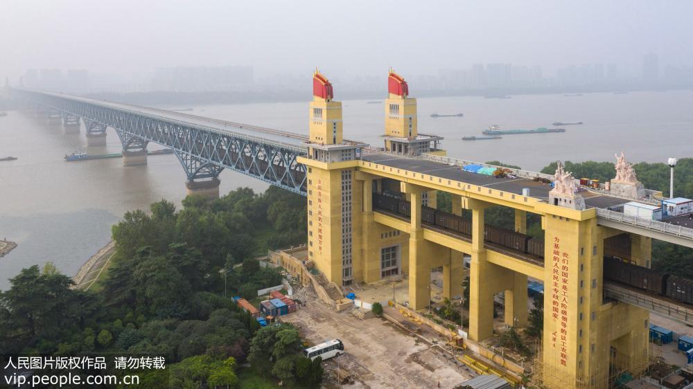 這是封閉維修中的南京長江大橋（9月18日無人機拍攝）。