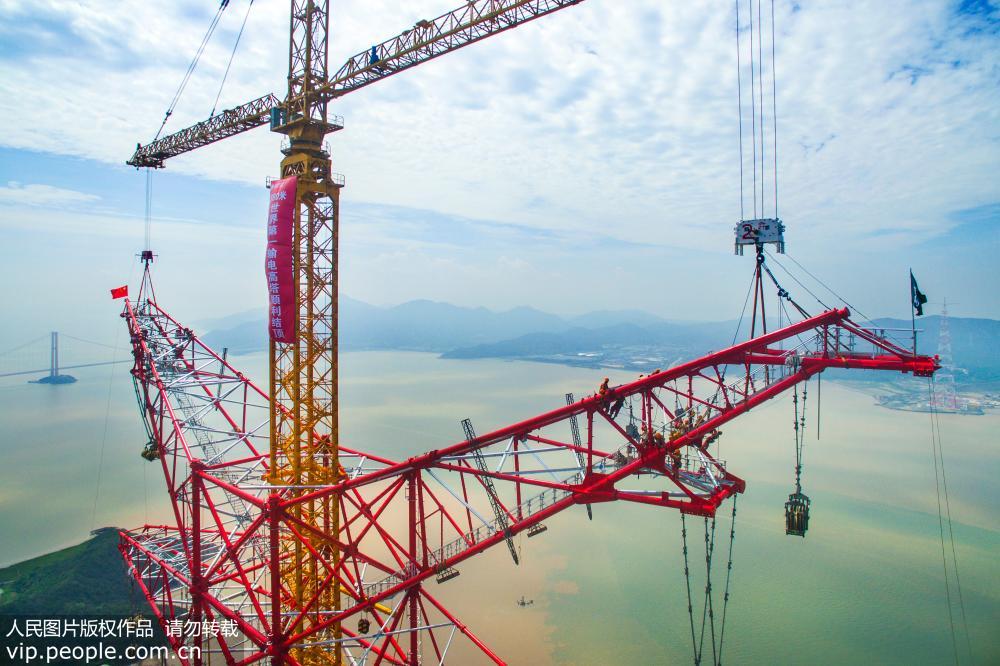 浙江舟山：世界第一輸電高塔完成首基組立