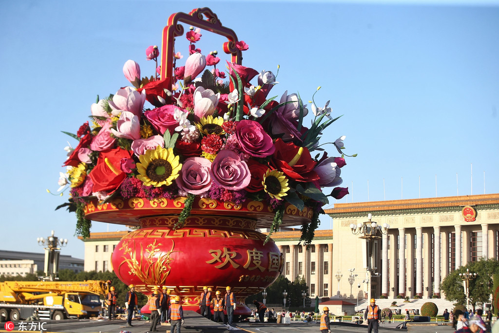 北京天安門廣場國慶巨型花籃主體部分完工