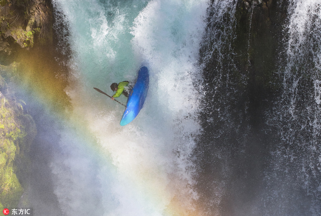 美國攝影師拍皮劃艇冒險家 飛躍彩虹沖下瀑布！