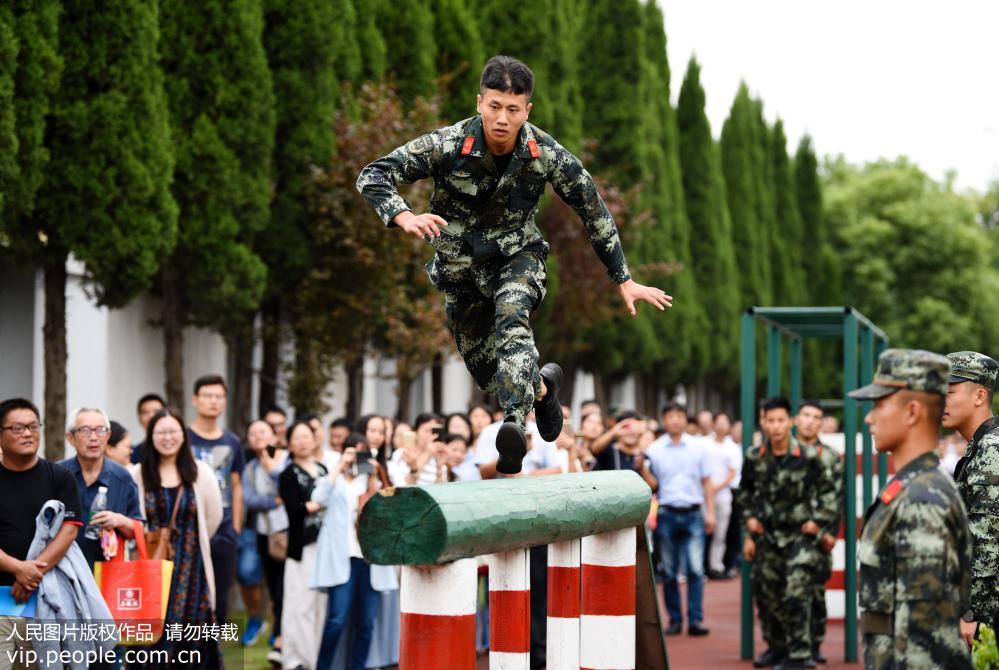 9月25日，一名戰士給駐地居民和小學生進行400米障礙軍事科目匯演。