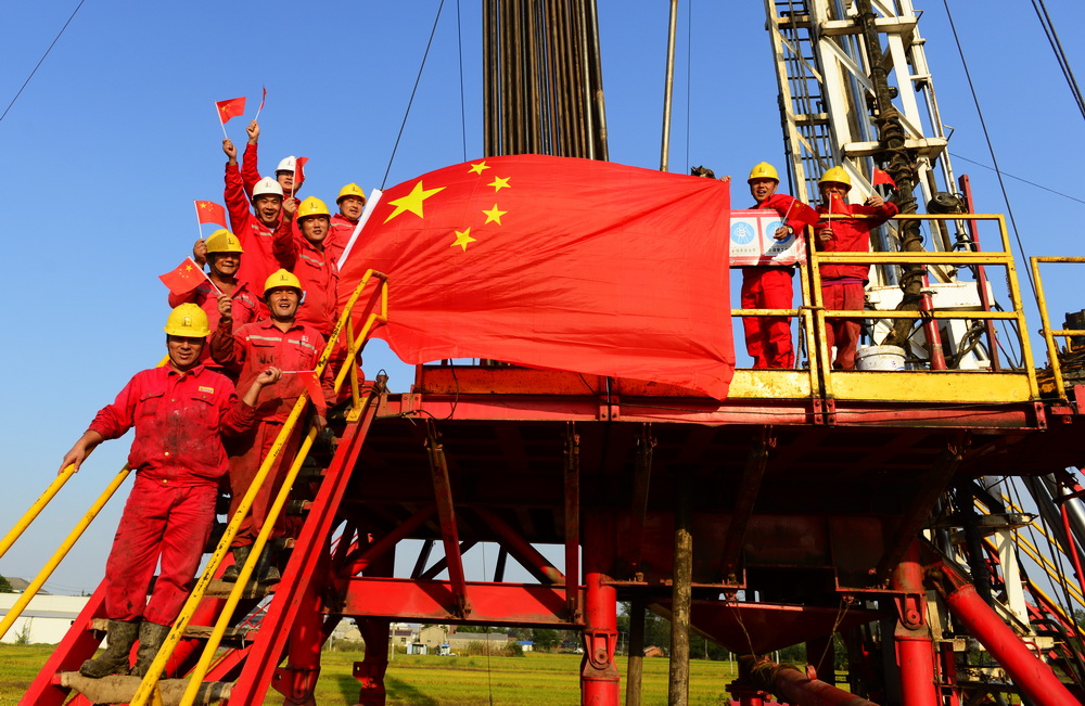華東石油局油服中心職工在華港104-3井修井機二層平台上為祖國慶生。