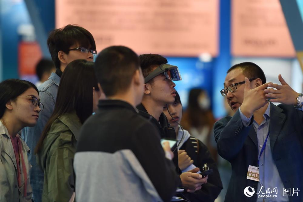 10月10日，在2018年全國雙創周北京會場，參觀者正在體驗AR智能眼鏡。（人民網記者 翁奇羽）