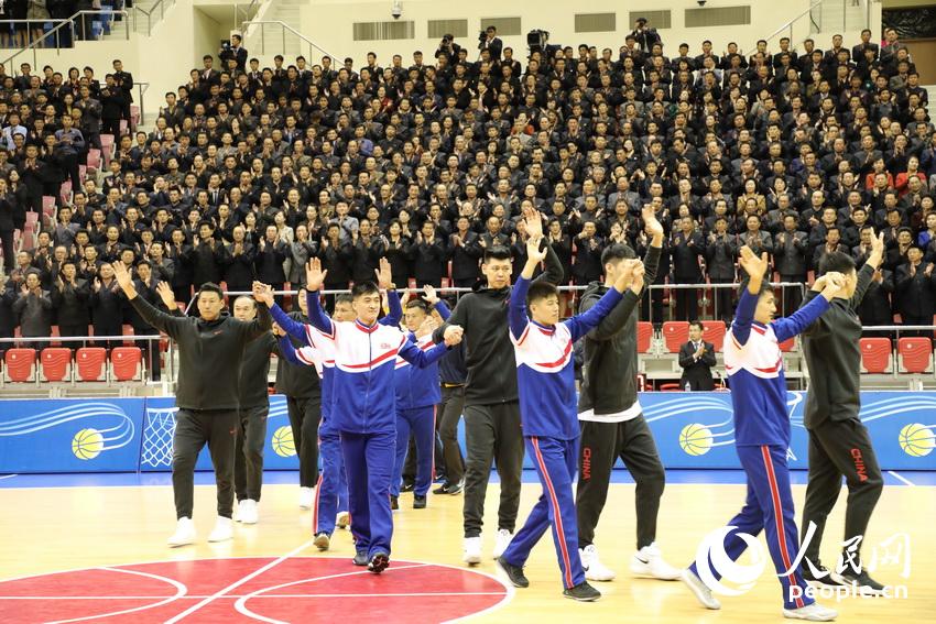 中朝兩國男籃運動員入場，受到現場觀眾熱烈歡迎。