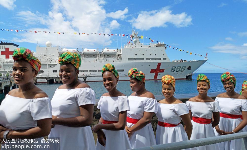 10月12日，多米尼克首都羅索港，身穿盛裝的當地學生熱情歡迎中國海軍和平方舟醫院船首次到訪。