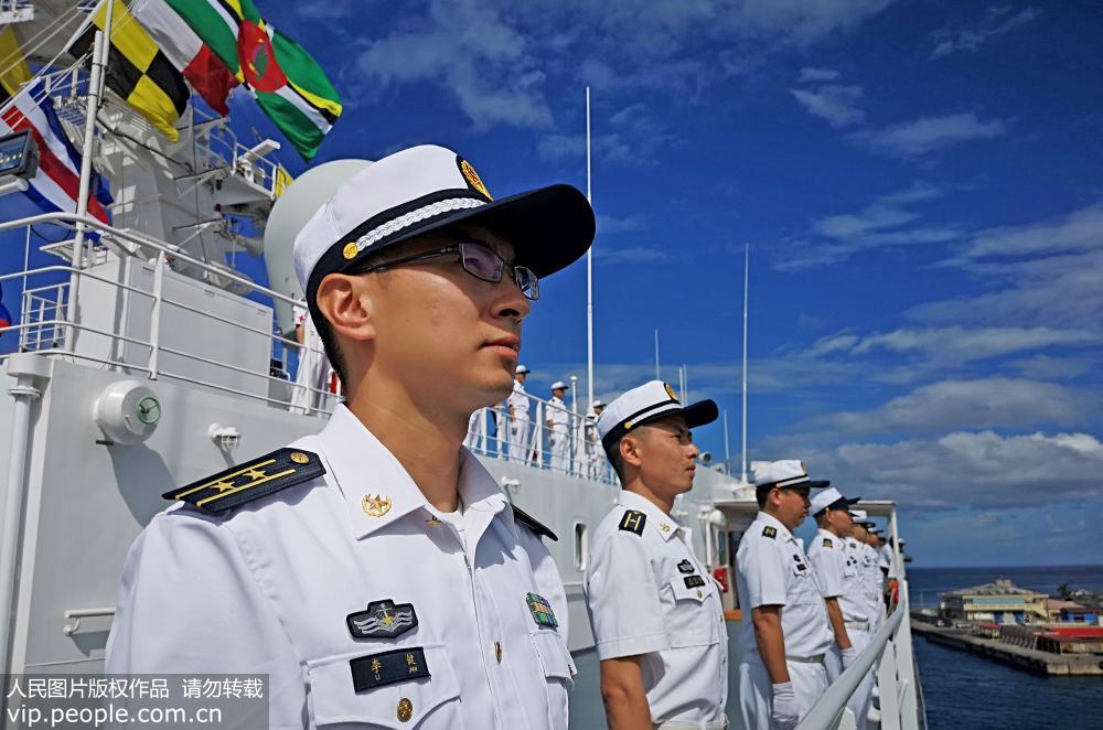 10月12日，中國海軍和平方舟醫院船緩緩駛進多米尼克首都羅索港時，海軍官兵在甲板列隊站坡。