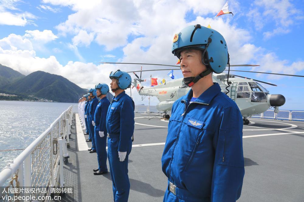 10月12日，中國海軍和平方舟醫院船緩緩駛進多米尼克首都羅索港時，直升機飛行員在甲板列隊站坡。