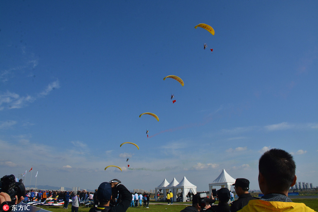 10月13日，在山東省榮成市體育公園，三角翼及動力傘編隊飛行表演。