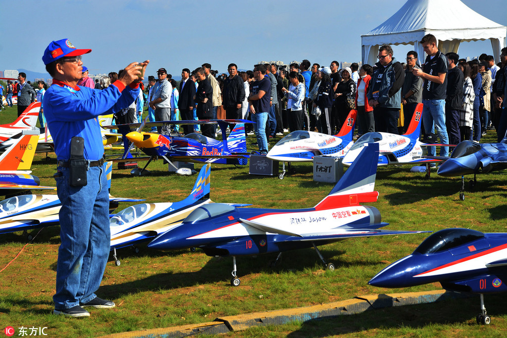 10月13日，在山東省榮成市體育公園，飛手們正在擺放航模，准備參加比賽。