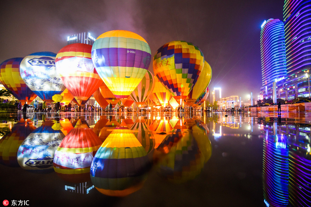 貴州興義：多彩熱氣球點亮浪漫夜