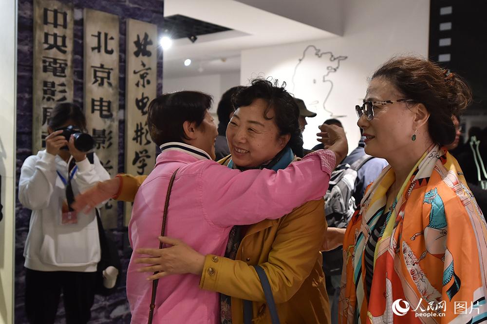 北京電影學院78級校友相聚擁抱。（人民網記者 翁奇羽 攝）